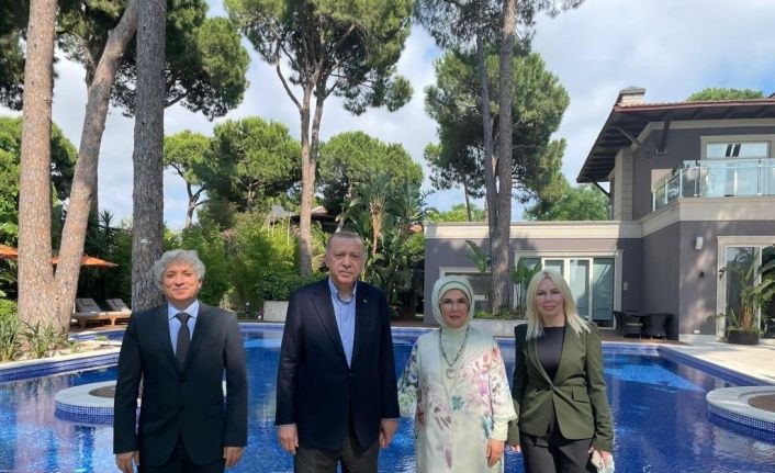 Cumhurbaşkanı Erdoğan, Rektör Özkan ve eşi Ömer Özkan’la bir araya geldi