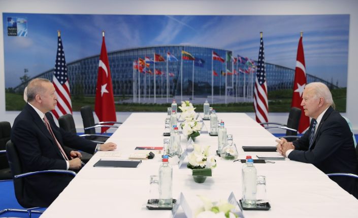 Cumhurbaşkanı Erdoğan’ın ABD Başkanı Biden ile görüşmesinde dikkat çeken kitap