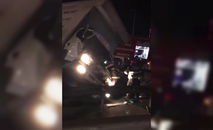 D-100’de kamyon ile kamyonet çarpıştı: 3’ü ağır 5 yaralı