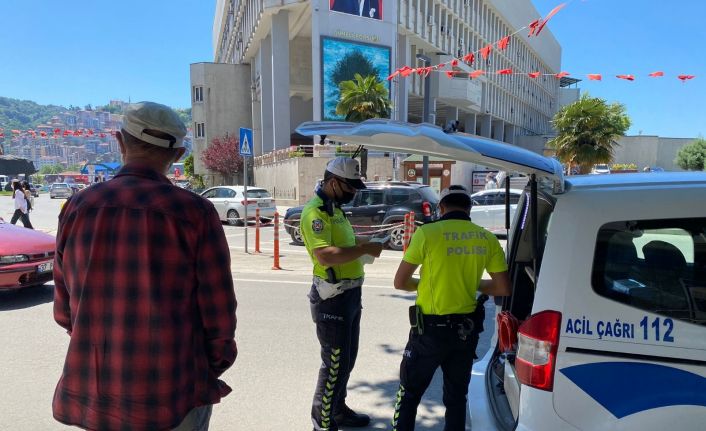 Dakikalarca polise dil döktü, hem kendisi hem de eşi böyle ceza yedi