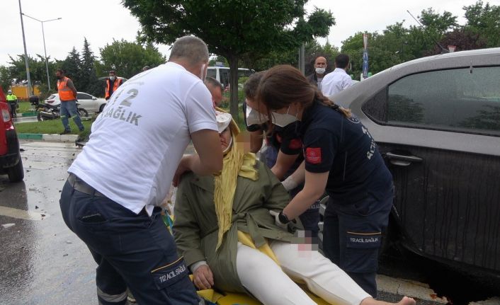 Davutoğlu’nun konvoyunda kaza: Genel Başkan Yardımcısı ve bir çocuk yaralandı