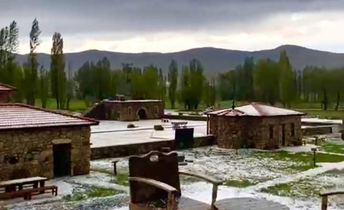 Demirözü’nde fındık büyüklüğünde dolu yağdı