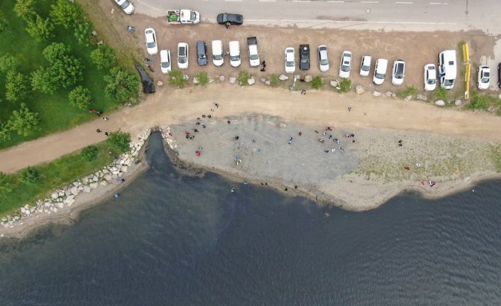 Deniz salyasının sardığı İzmit Körfezi’nde denizi temizlediler, sahilde çöp topladılar