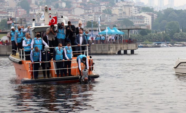 Denizin altına oksijen verecek cihazı bakan Murat Kurum İzmit Körfezi’ne bıraktı
