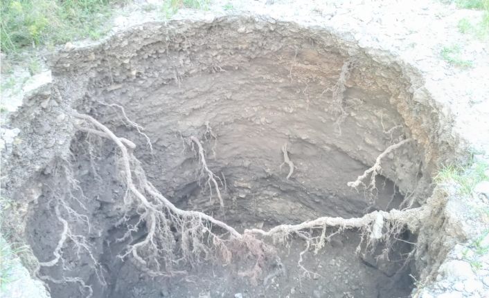 Dere yatağında meydana gelen göçük tedirginliğe neden oldu