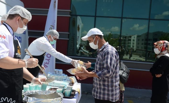 Devlet Hastanesi’nde aşı kuyruğuna girenlere çorba ikramı yapıldı