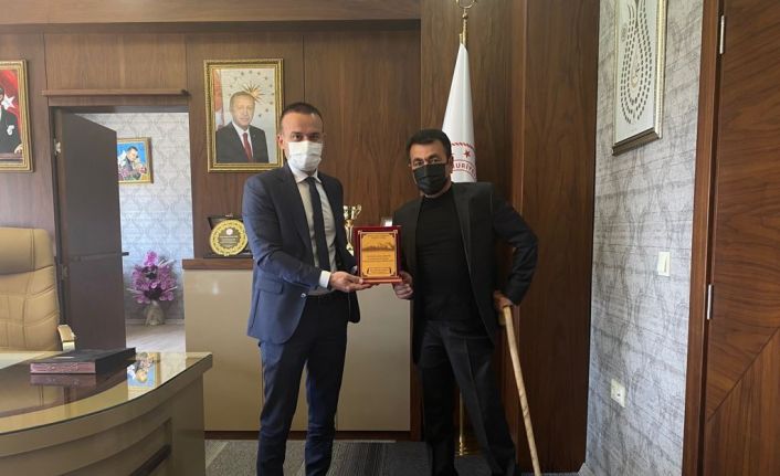 Doğubayazıt Yaşama Sevinci Engelliler Derneği Başkanı Topçi’den Müdür Tekin’e teşekkür ziyareti