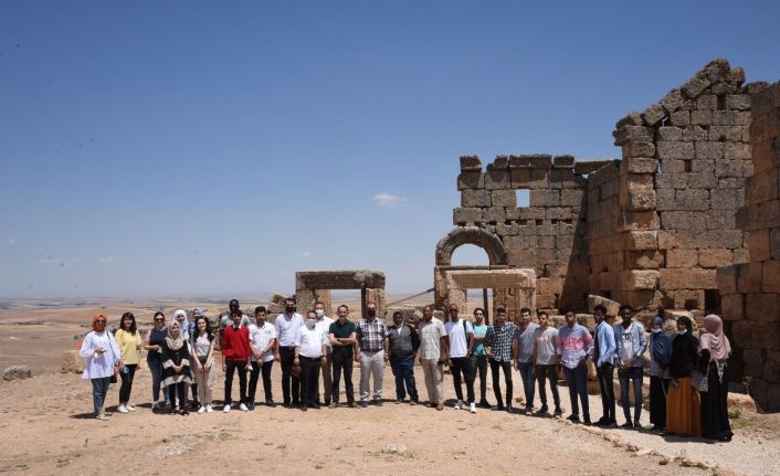 DÜ’de öğrenim gören yabancı uyruklu öğrenciler Zerzevan Kalesini ziyaret etti