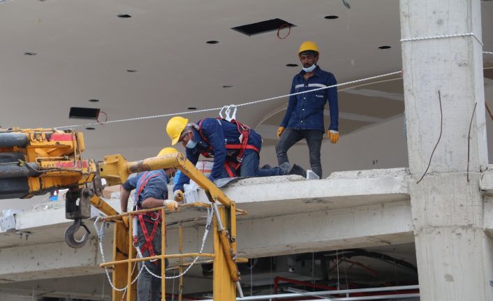 Dünyanın en büyük çay bardağı inşaatında çalışan işçiler bir rekora imza atmanın gururunu yaşıyor