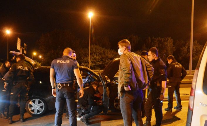 ’Dur’ ihtarına uymayan alkollü sürücü önce polis araçlarına sonra bariyerlere çarpınca yakalandı