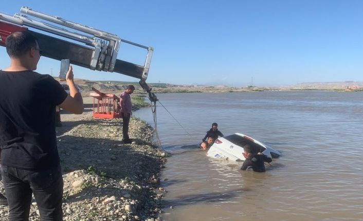 Dur ihtarına uymayan araç Batman Çayına uçtu, aracın içinden 100 kilo uyuşturucu çıktı
