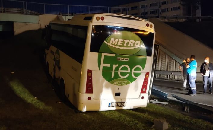 E-5’te seyreden yolcu midibüsü yoldan çıktı, yeşillik alana daldı: 4 Yaralı