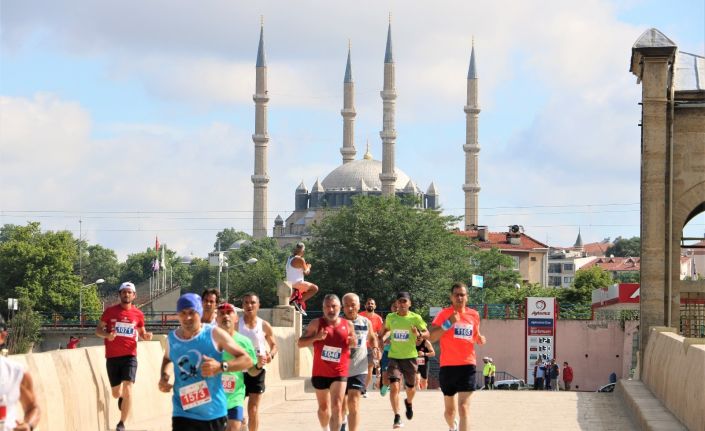 Edirne’de 6. Sınırsız Dostluk Yarı Maratonu renkli görüntülerle son buldu