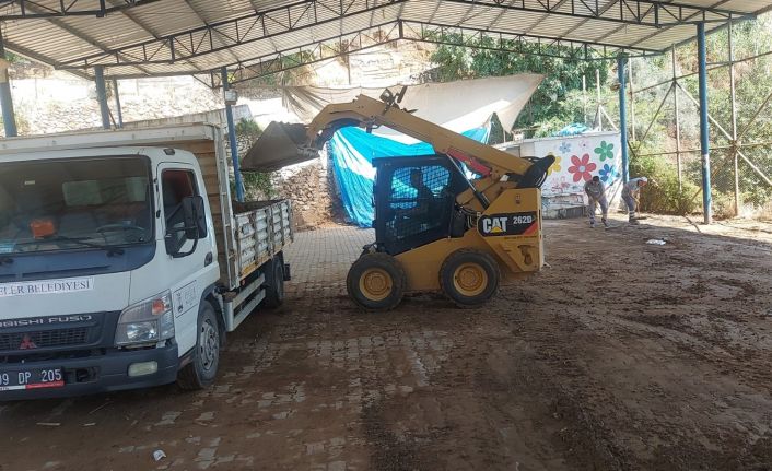 Efeler Belediyesi, sel felaketinin yaralarını sarıyor