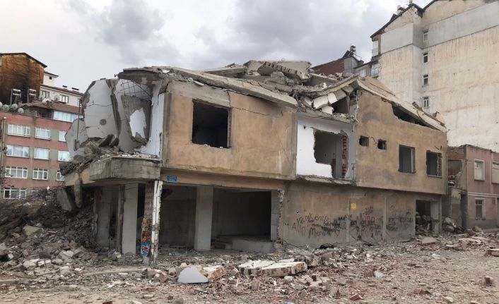 Elazığ’da ağır hasarlı 8 katlı bina korna sesi ile yıkıldı