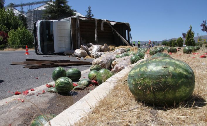 Elazığ’da kamyon devrildi karpuzlar yola saçıldı, ekipler ve vatandaşlar yardıma koştu