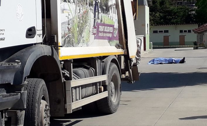 Emekli asker olan baba oğul çöp kamyonunun altında kaldı, baba öldü oğlu ağır yaralı