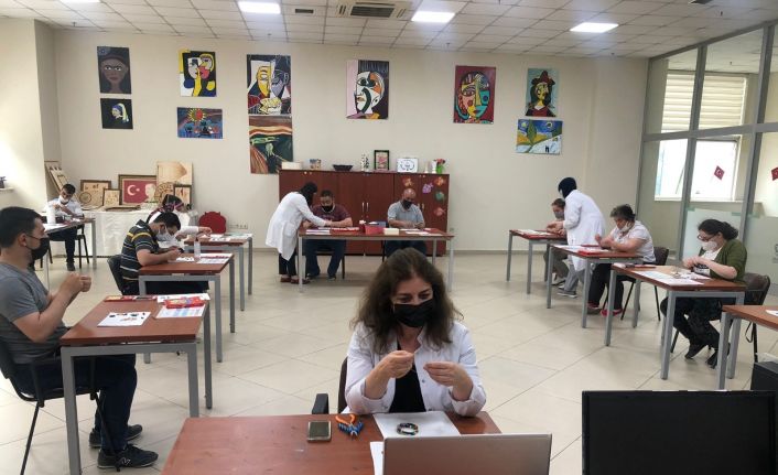Engelli kursiyerlerin boncuk dizme dersi, annelere ek gelir oldu