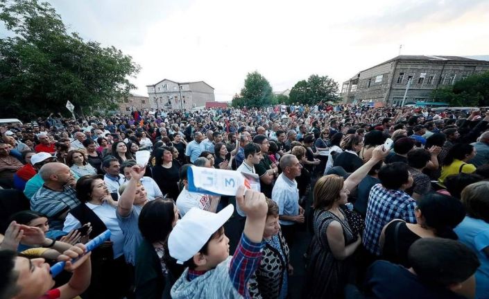 Ermenistan Başbakanı Paşinyan, Azerbaycan’dan oğluna karşı tüm Ermeni esirleri geri istedi