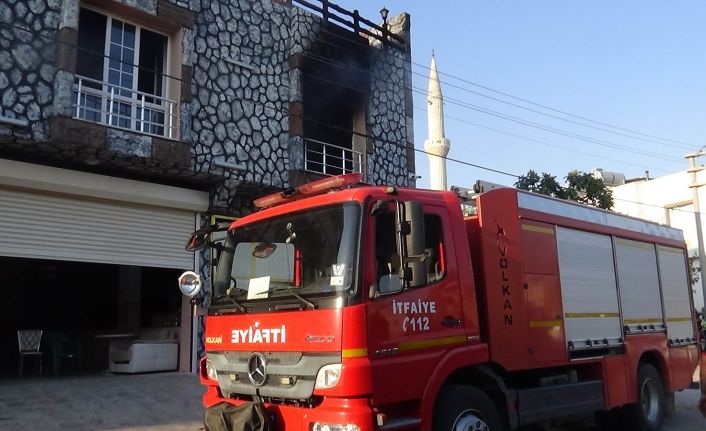 Eşi ile boşanma aşamasında olan kadın evini yaktı