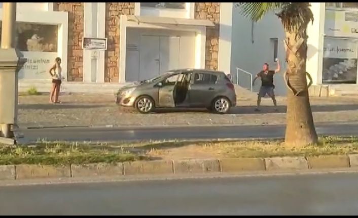 Eşi ve çocuğunun gözü önünde kendi arabasına taşla saldırıp, muhabiri darp etti