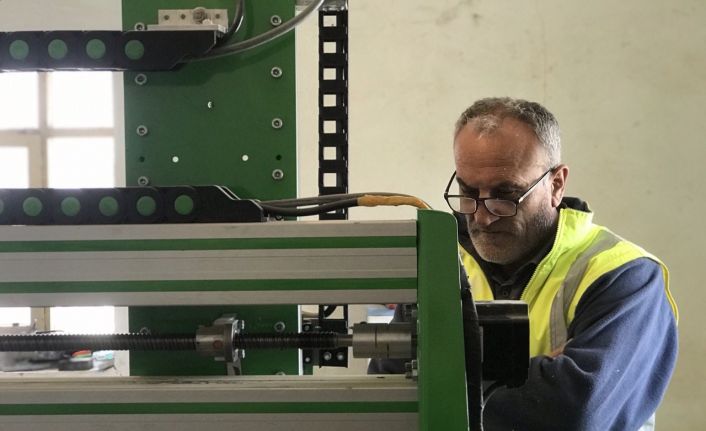 Eskiden fırçayla yaptığı eserleri şimdi üç boyutlu çalışıyor