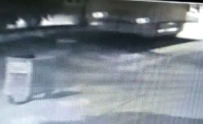 Fabrika işçilerini taşıyan otobüsün devrilme anı kamerada