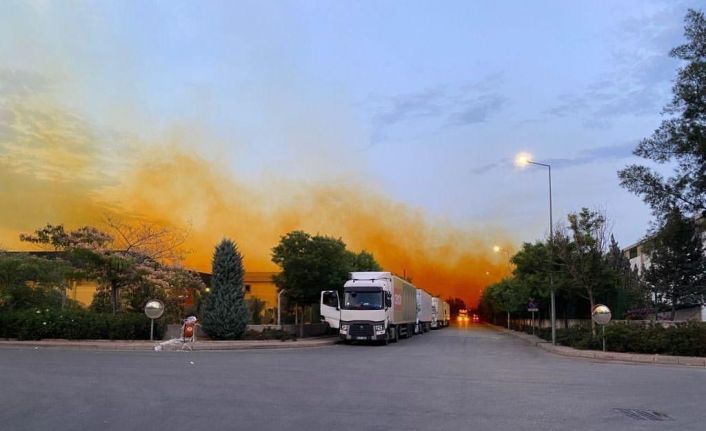 Fabrikanın kimyasal madde tankından sızıp havayla karışan nitrik asit gökyüzünü turuncuya boyandı