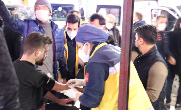 Fönü beğenmeyince berber kalfasını ve arkadaşını bıçaklayan şahsa 4 yıl hapis