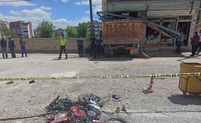 Freni patlayan hafriyat yüklü kamyon, 3 aracı ve 1 motosikleti ezip dükkana girdi