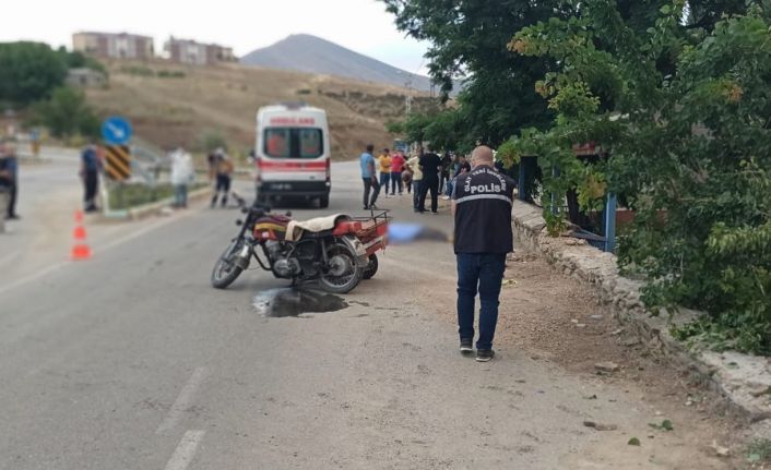 Freni tutmayan motosiklet bahçe duvarına çarptı: 1 ölü, 2 yaralı