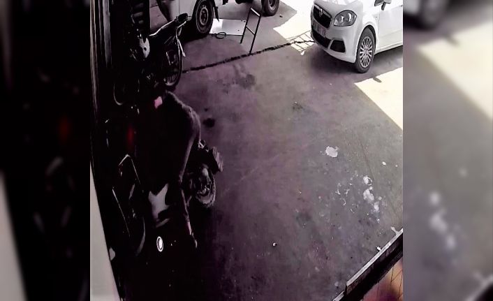 Gaz teli takılı kalan motosiklet sürücüsünü sürükledi