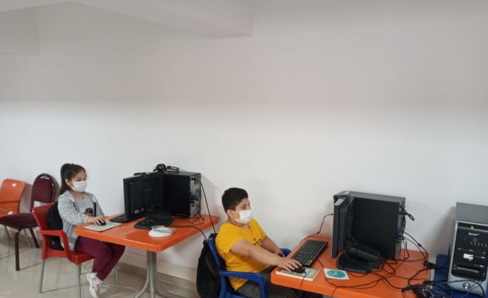 Geri dönüşümden gelen 5 bilgisayar öğrencilerin hizmetine sunuldu