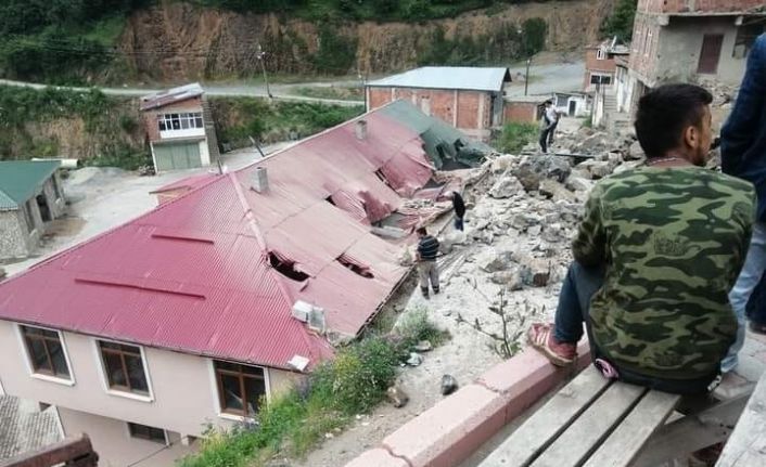 Giresun’da yol genişletme çalışması sırasında patlatılan dinamitler az kalsın faciaya neden olacaktı