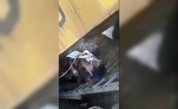 Göçük altında kalan işçilerin kurtarılma anı kamerada