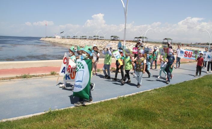 Göl kıyısında yürüyüş yapan öğrenciler ‘Beyşehir Gölü kurumasın, hayat durmasın’ dedi
