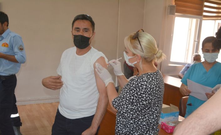 Hakkari Belediyesi personeli korona virüs aşısı oldu