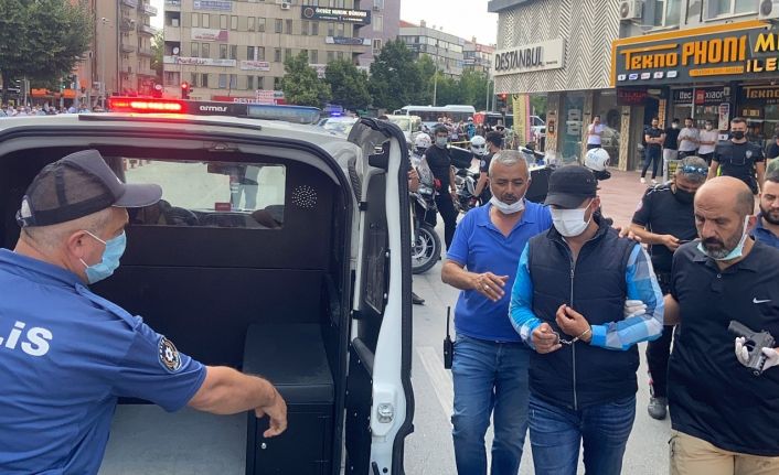 Havaya ateş eden şahıs polisi görünce kendini iş yerine kilitledi