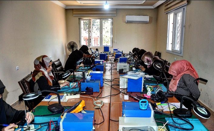 İç savaşta eşlerini kaybeden Suriyeli kadınlar, Türkiye’de hayata tutunmaya çalışıyor