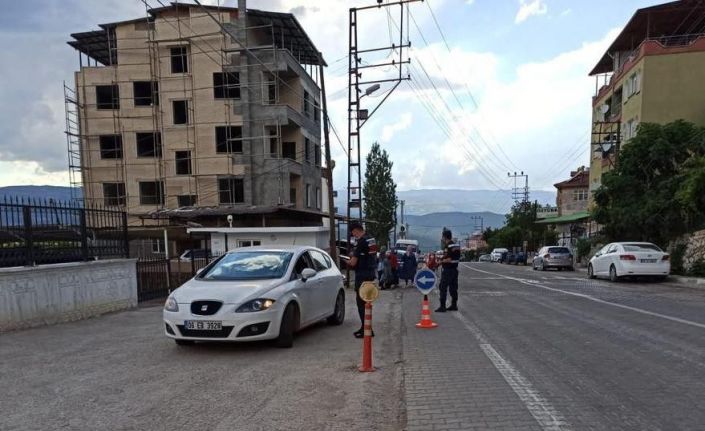 İçişleri Bakanlığı: "Ülke genelinde gerçekleştirilen, ’Aranan Şahıslar ve Göçmen Kaçakçılığı Uygulaması’nda bin 964 kişi yakalandı"