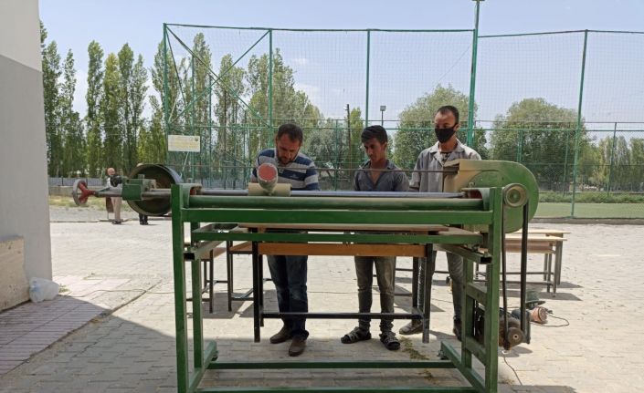 Iğdırlı öğretmenler yaptıkları zımpara makinesiyle eskiyen okul sıralarına yeniden hayat veriyor