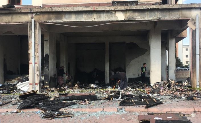 İş yeri ve 3 otomobilin küle döndüğü yangından geriye bu görüntüler kaldı