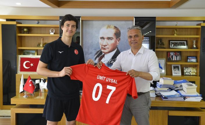 İşitme engelli milliler Başkan Uysal’a forma hediye etti