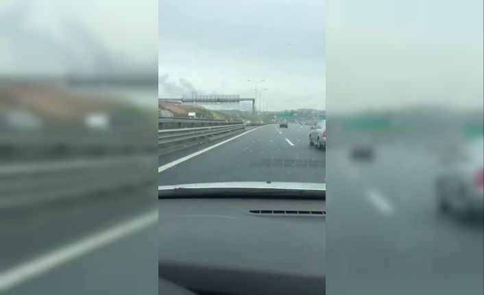İstanbul Çekmeköy’de bir fabrikanın deposunda yangın çıktı. Olay yerine çok sayıda itfaiye ekibi sevk edildi.