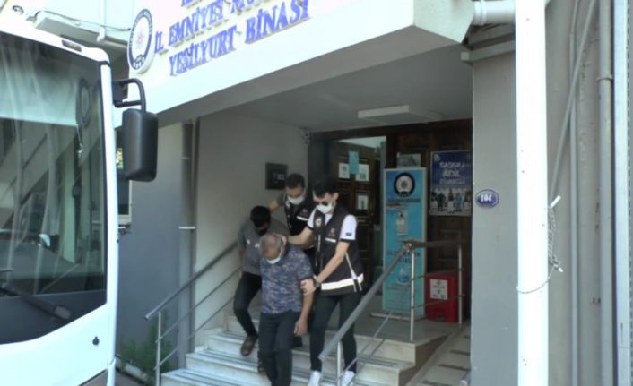 İzmir merkezli yasa dışı silah ticareti operasyonunda 11 tutuklama