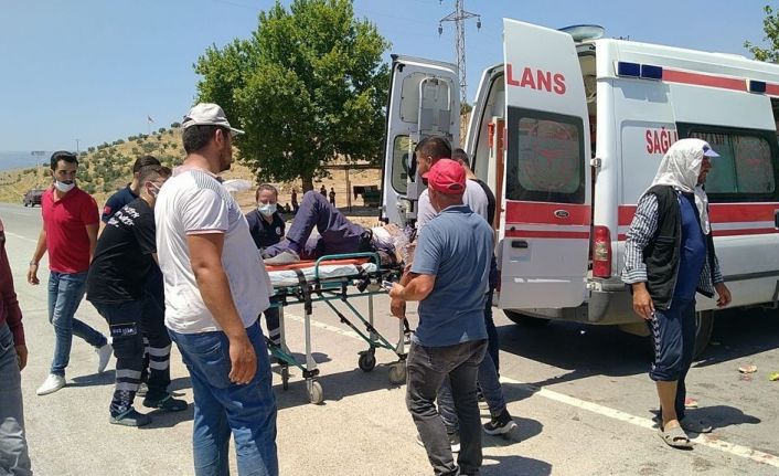 İzmir’de feci kaza: 1 kişi yaşamını yitirdi, 17 tarım işçisi ölümden döndü
