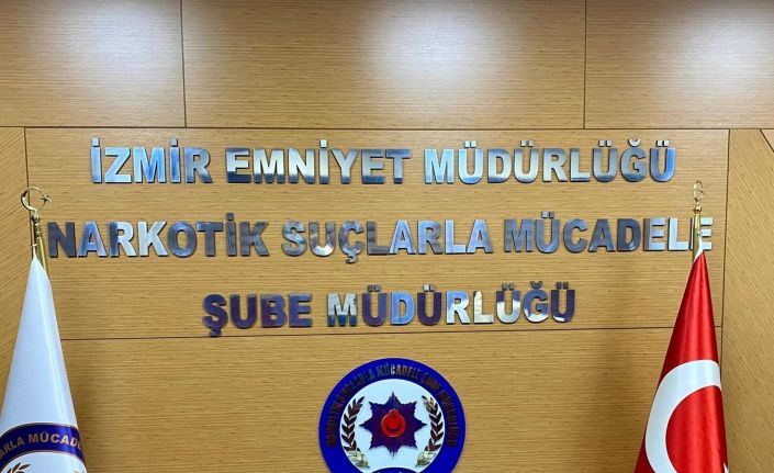 İzmir’de uyuşturucu satıcılarına darbe: Bir araçta 26 kilo bonzai ele geçirildi