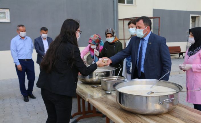 Kabakcı öğrencilere mantı ikram etti