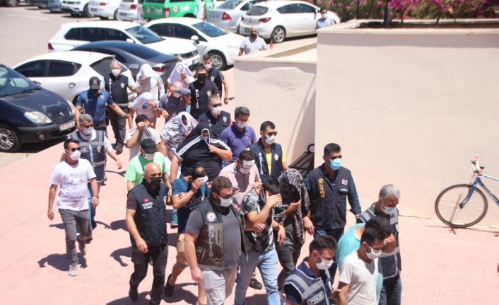 Kadınları iş vaadiyle getirip pasaportlarına el koyup fuhuşa zorladılar