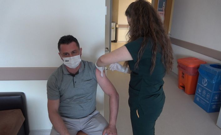 Kafe, restoran çalışanları, berber-kuaförler ve avukatlara aşılama başladı